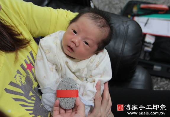 鄭寶寶(新北板橋區到府嬰兒寶寶滿月剃頭理髮、免費到府嬰兒剃胎毛儀式吉祥話)。到府剃頭剃胎毛主持、專業拍照、DVD光碟、證書。★購買「臍帶章、肚臍章、胎毛筆刷印章」贈送：剃頭、收涎、抓周，三選一。2015.10.27 照片5